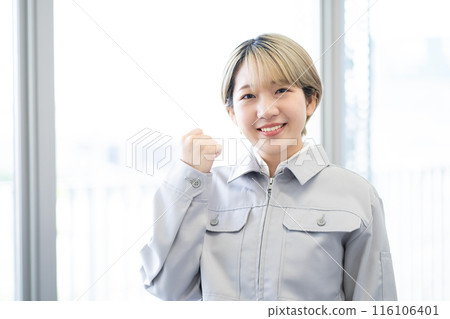 A young woman with short blonde hair wearing work clothes (free hair color, working in your own way, work environment) A young woman with short blonde hair wearing work clothes (free hair color, working in your own way, work environment) 116106401