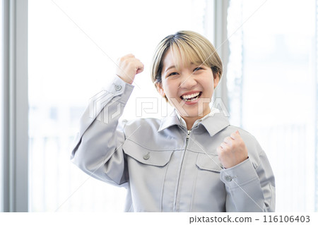 A young woman with short blonde hair wearing work clothes (free hair color, working in your own way, work environment) A young woman with short blonde hair wearing work clothes (free hair color, working in your own way, work environment) 116106403