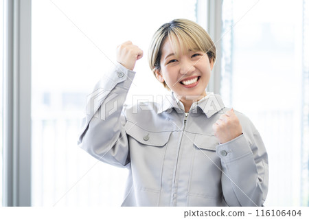 A young woman with short blonde hair wearing work clothes (free hair color, working in your own way, work environment) A young woman with short blonde hair wearing work clothes (free hair color, working in your own way, work environment) 116106404