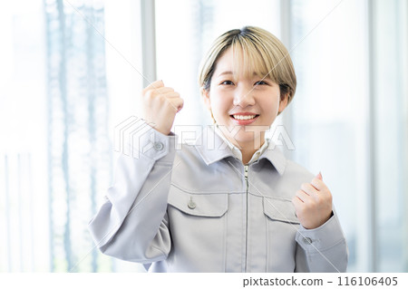 A young woman with short blonde hair wearing work clothes (free hair color, working in your own way, work environment) A young woman with short blonde hair wearing work clothes (free hair color, working in your own way, work environment) 116106405