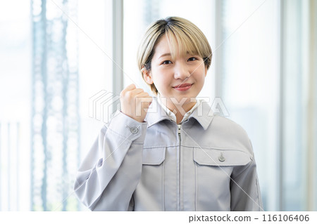 A young woman with short blonde hair wearing work clothes (free hair color, working in your own way, work environment) A young woman with short blonde hair wearing work clothes (free hair color, working in your own way, work environment) 116106406