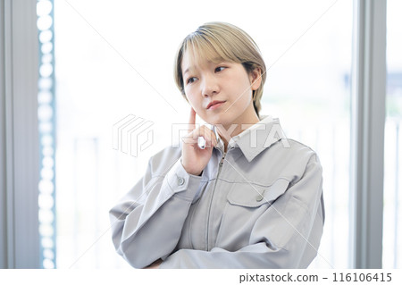 一位身穿工作服、金髮短髮的年輕女子(自由髮色、以自己的方式工作、工作環境) 一位身穿工作服、金髮短髮的年輕女子(自由髮色、以自己的方式工作、工作環境) 116106415