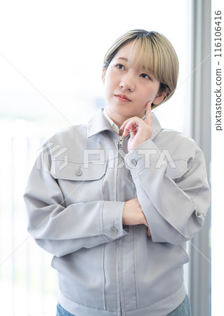 A young woman with short blonde hair wearing work clothes (free hair color, working in your own way, work environment) 116106416