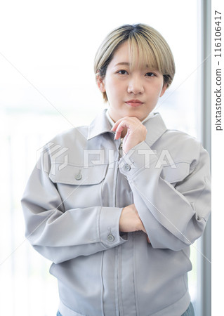 一位身穿工作服、金髮短髮的年輕女子(自由髮色、以自己的方式工作、工作環境) 一位身穿工作服、金髮短髮的年輕女子(自由髮色、以自己的方式工作、工作環境) 116106417