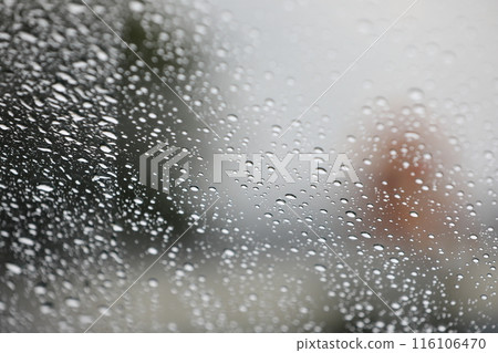 擋風玻璃上的水滴 116106470