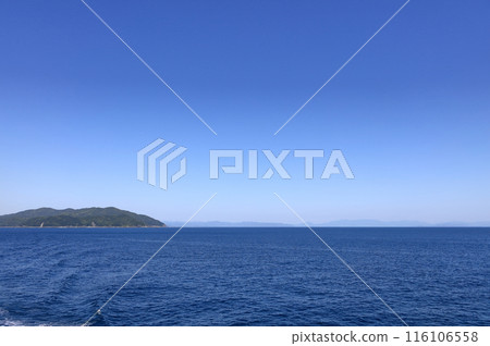 井之浦以貞岬半島三崎港灣為界，右側是宇和海，遠處是四國的山脈。 116106558