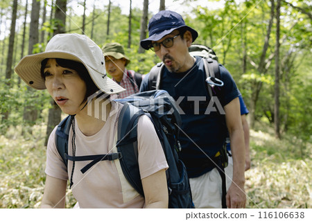 享受健行的中年男女 116106638