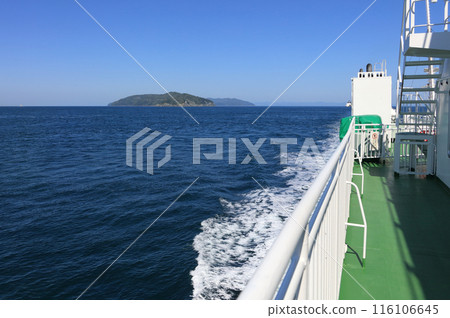 從渡輪上看到的貞岬半島的尖端(左邊是瀨戶內海的伊予田海,右邊是宇和海) 從渡輪上看到的貞岬半島的尖端(左邊是瀨戶內海的伊予田海,右邊是宇和海) 116106645