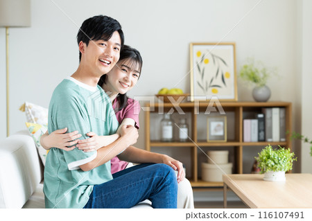 A young couple relaxing in the living room 116107491