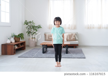 孩子在家穿著運動服全身(運動/運動/伸展) 孩子在家穿著運動服全身(運動/運動/伸展) 116107815