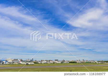 夏季大阪機場（伊丹機場）滑行的飛機 大阪府豐中市 116108977