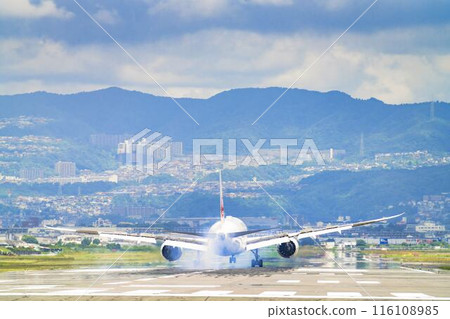 Osaka Airport (Itami Airport) in summer, landing plane, Toyonaka City, Osaka Prefecture Osaka Airport (Itami Airport) in summer, landing plane, Toyonaka City, Osaka Prefecture 116108985