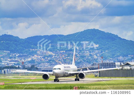 Osaka Airport (Itami Airport) in summer: Taxiing airplane, Toyonaka City, Osaka Prefecture Osaka Airport (Itami Airport) in summer: Taxiing airplane, Toyonaka City, Osaka Prefecture 116108991