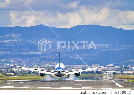 Osaka Airport (Itami Airport) in summer, landing plane, Toyonaka City, Osaka Prefecture Osaka Airport (Itami Airport) in summer, landing plane, Toyonaka City, Osaka Prefecture 116108997