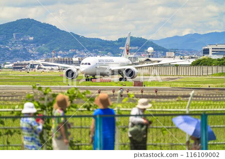 夏季 大阪機場（伊丹機場） 滑行飛機與畫廊 大阪府豐中市 116109002