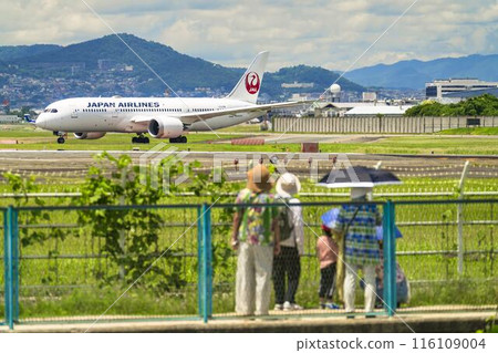 夏季 大阪機場(伊丹機場) 滑行飛機與畫廊 大阪府豐中市 夏季 大阪機場(伊丹機場) 滑行飛機與畫廊 大阪府豐中市 116109004