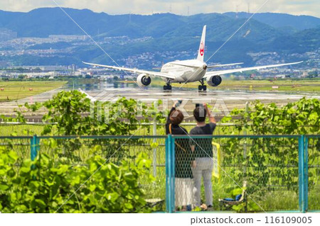 夏季 大阪機場（伊丹機場） 滑行飛機與畫廊 大阪府豐中市 116109005