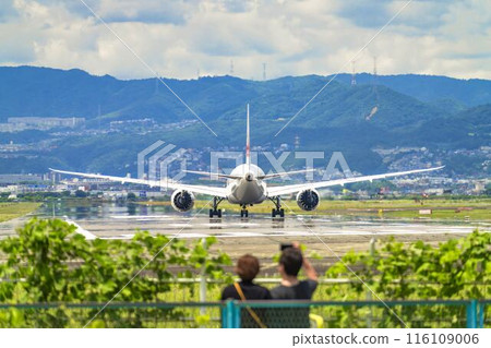 夏季 大阪機場(伊丹機場) 滑行飛機與畫廊 大阪府豐中市 夏季 大阪機場(伊丹機場) 滑行飛機與畫廊 大阪府豐中市 116109006