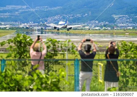 夏季 大阪機場(伊丹機場) 滑行飛機與畫廊 大阪府豐中市 夏季 大阪機場(伊丹機場) 滑行飛機與畫廊 大阪府豐中市 116109007