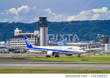 夏季大阪機場(伊丹機場)滑行的飛機 大阪府豐中市 夏季大阪機場(伊丹機場)滑行的飛機 大阪府豐中市 116109010