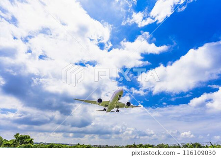 夏季 大阪機場(伊丹機場) 飛機降落大阪府豐中市 夏季 大阪機場(伊丹機場) 飛機降落大阪府豐中市 116109030