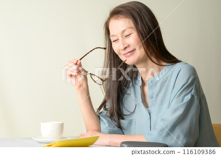 Senior woman holding glasses Senior woman holding glasses 116109386