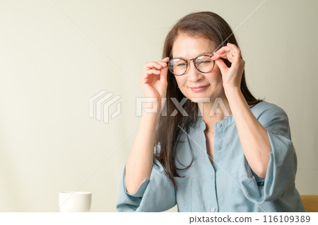 Senior woman holding glasses Senior woman holding glasses 116109389