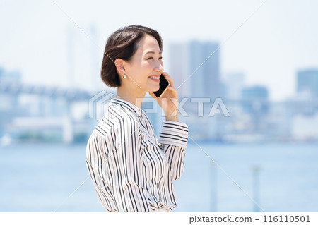 Business city woman smartphone 116110501