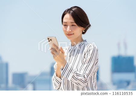 觀看智能手機的婦女 116110535
