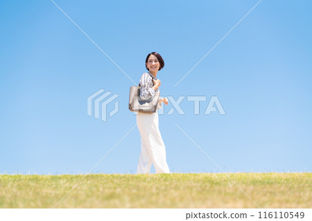 藍天白雲的女商人 116110549