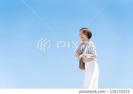 藍天白雲的女商人 116110552