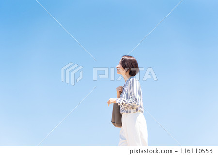 藍天白雲的女商人 116110553