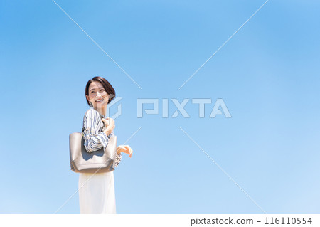 藍天白雲的女商人 116110554