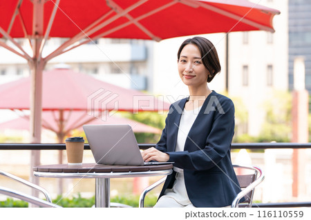 一名在開放式咖啡館工作的女士 116110559