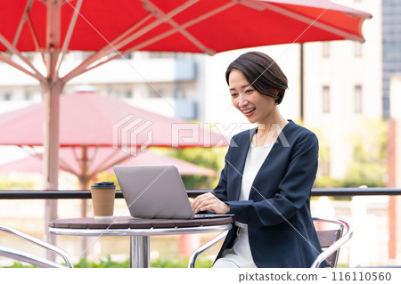 一名在開放式咖啡館工作的女士 116110560