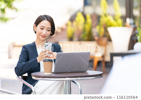 一名在開放式咖啡館工作的女士 116110564