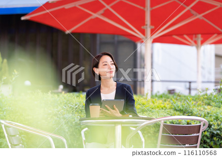 一名在開放式咖啡館工作的女士 116110568