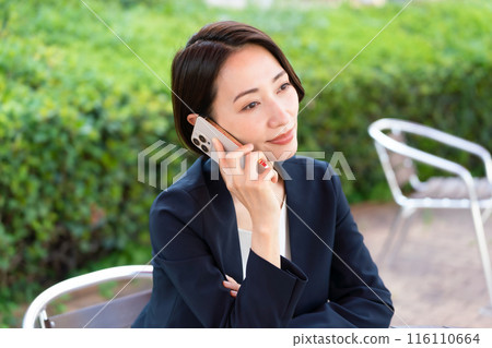 在露台上放鬆的女商人 116110664