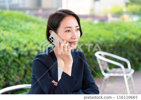 在露台上放鬆的女商人 116110665