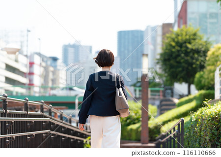 行走的女商人後視圖 116110666