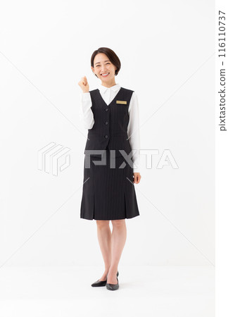 穿著制服商務全身垂直拳頭泵的女人 116110737