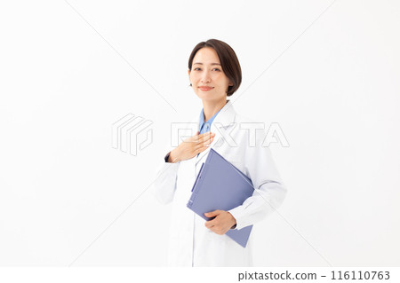 一名身穿白大褂的女子拿著病歷。 116110763