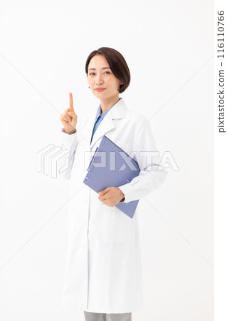 一名身穿白大褂的女士拿著病歷，指著 116110766