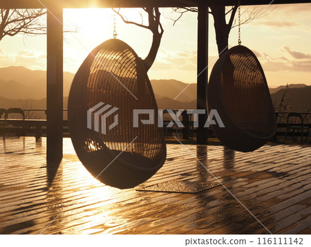 夕陽下的甲板閃閃發光 116111142