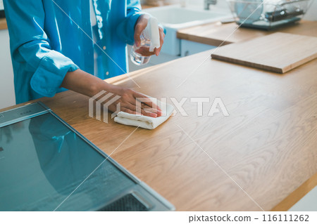 A housewife in her 40s cleaning the kitchen A housewife in her 40s cleaning the kitchen 116111262