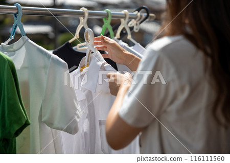 洗好的衣服掛在衣架上晾乾 洗好的衣服掛在衣架上晾乾 116111560