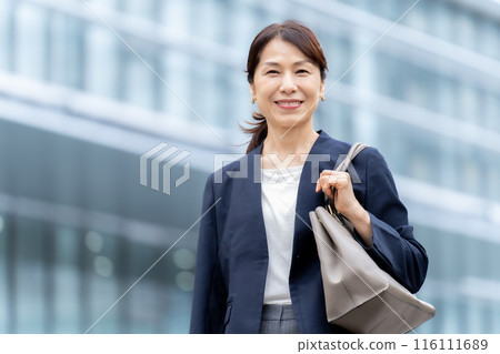 商務女性戶外 116111689