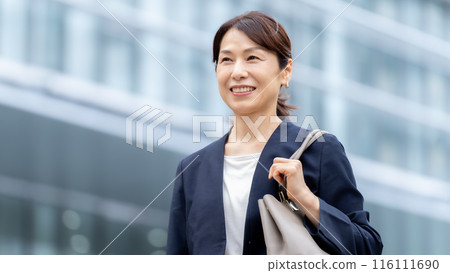商務女性戶外 116111690