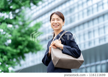 Business female outdoor Business female outdoor 116111699