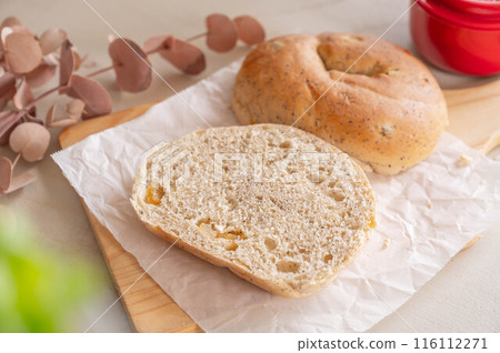 Bagel cut in half 116112271